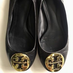 TORY BURCH REVA FLATS GOLD EMBLEM